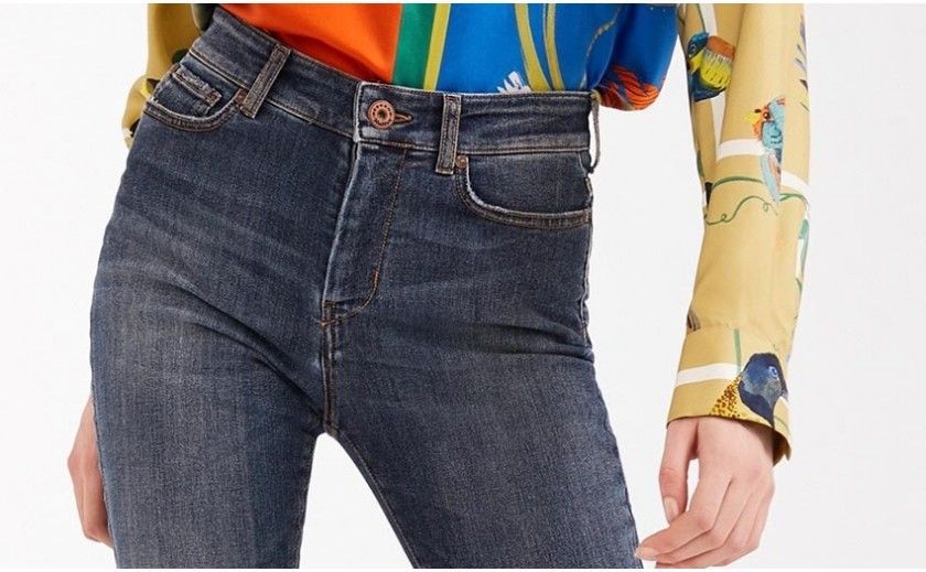 Una donna che indossa una maglietta gialla e jeans blu