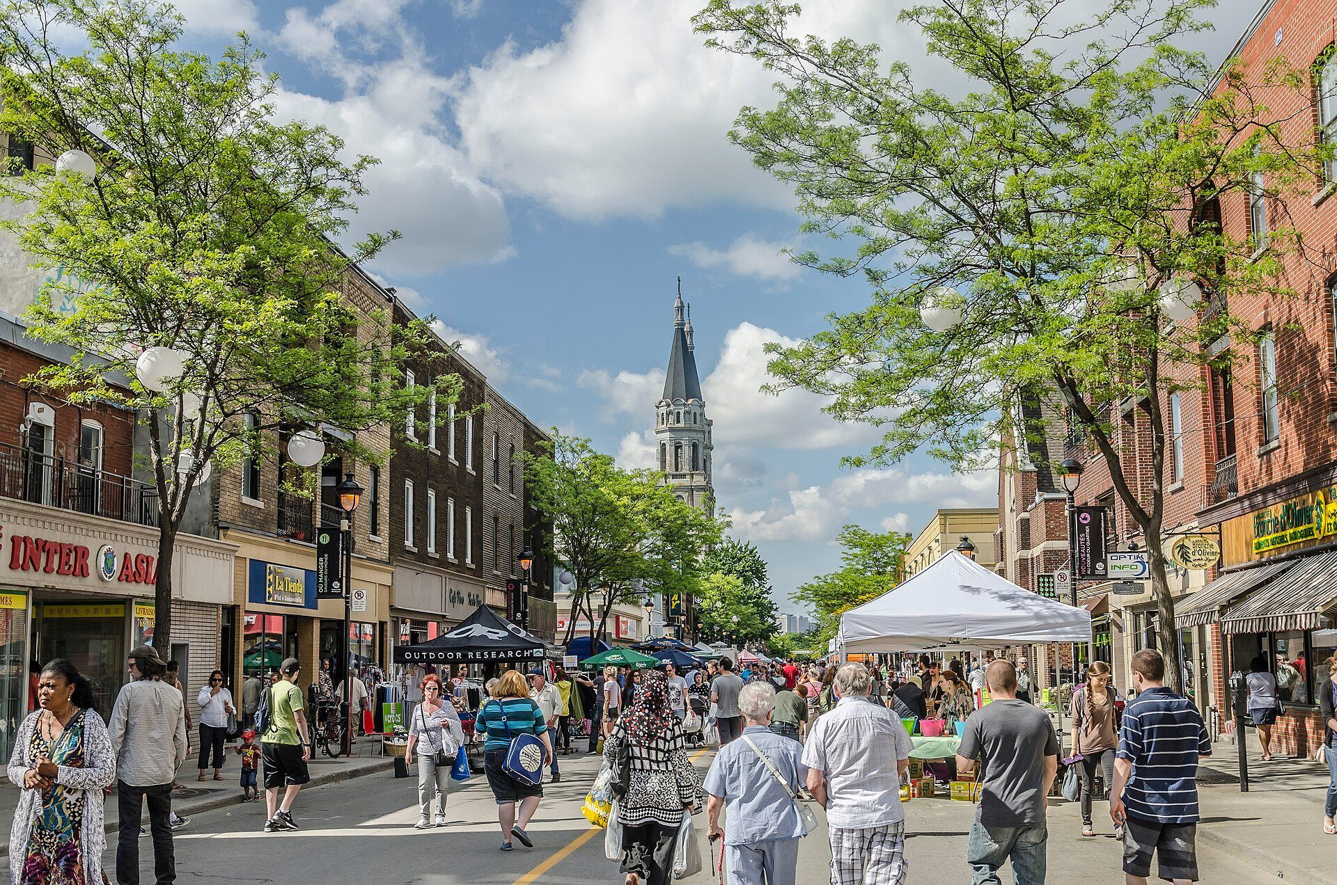 Une vue aérienne d'une petite ville entourée d'arbres par une journée ensoleillée.
