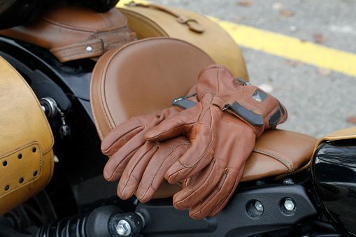 guanti marroni da motociclista