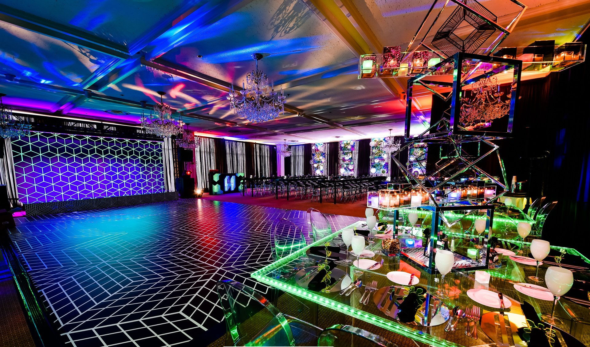 A large room filled with lots of lights and tables.