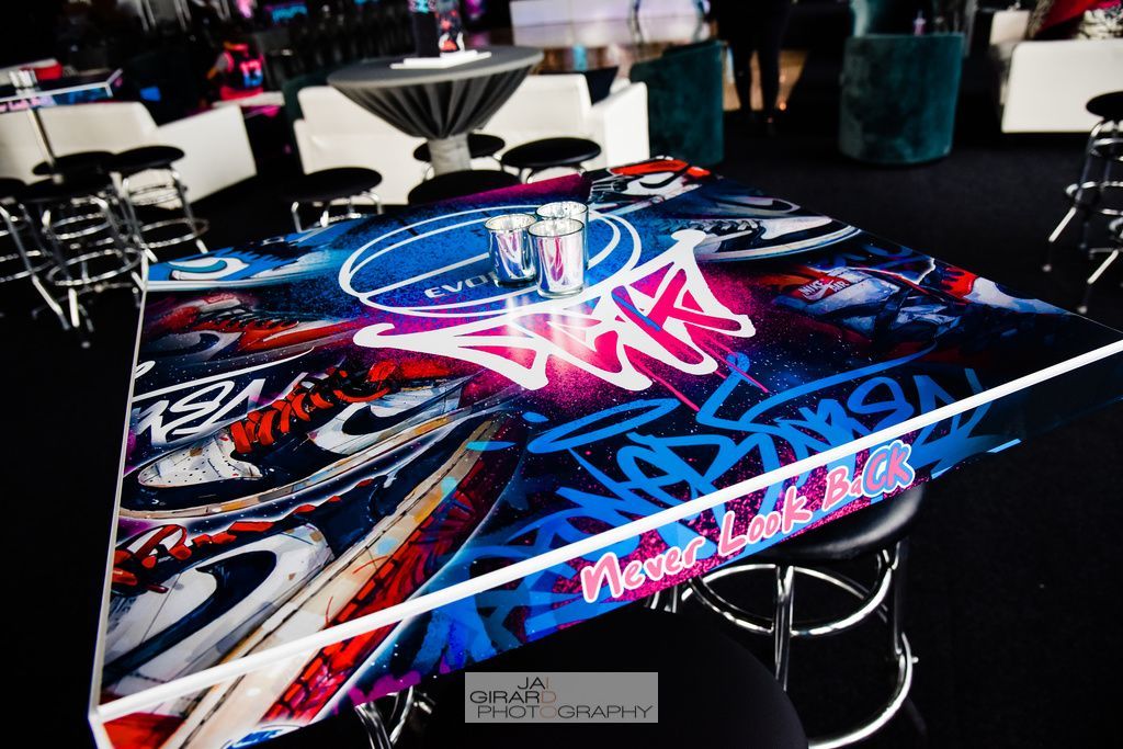 A table with graffiti on it that says 