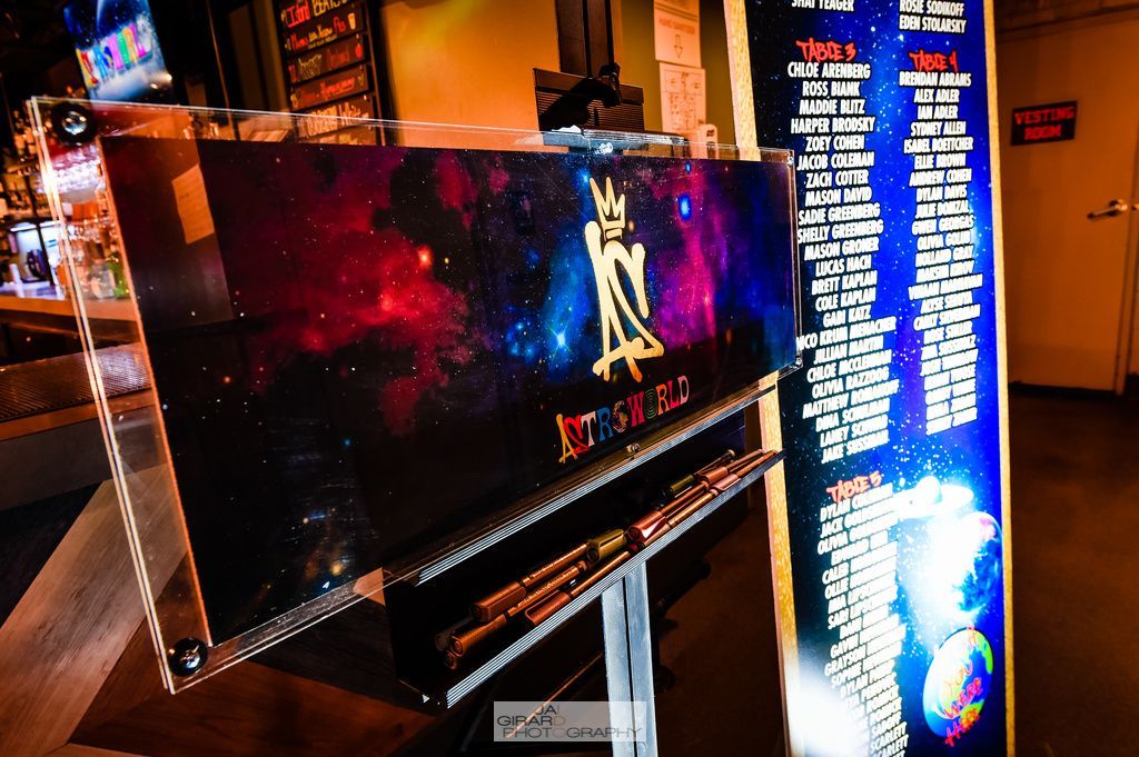 A sign that has the word jet on it