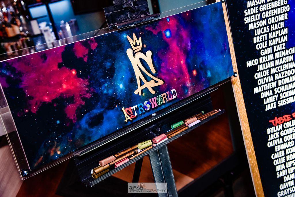 A screen with a crown on it that says at & t world