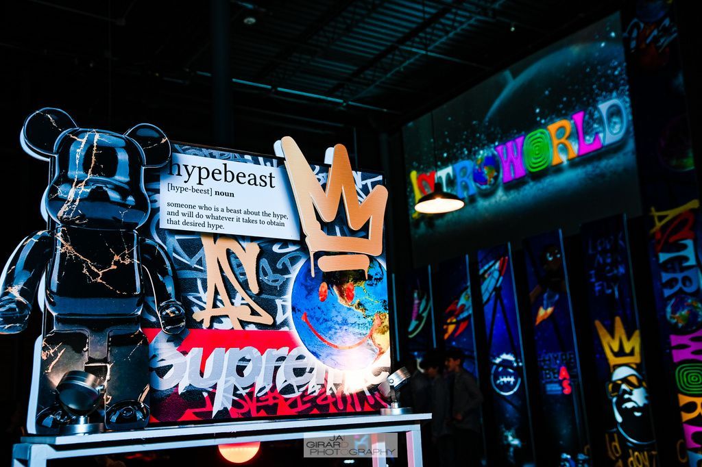 A store front with a sign that says ' supreme ' on it