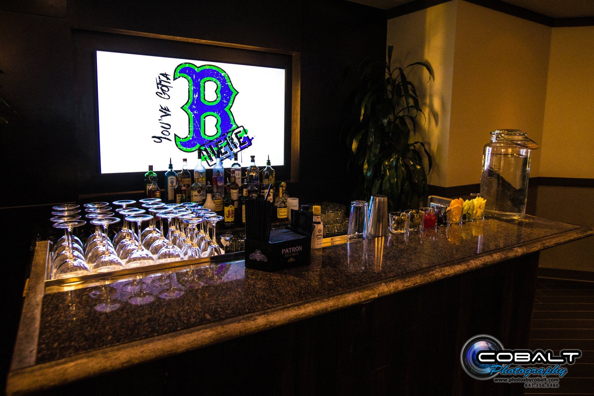 A bar with a screen that says the letter b on it