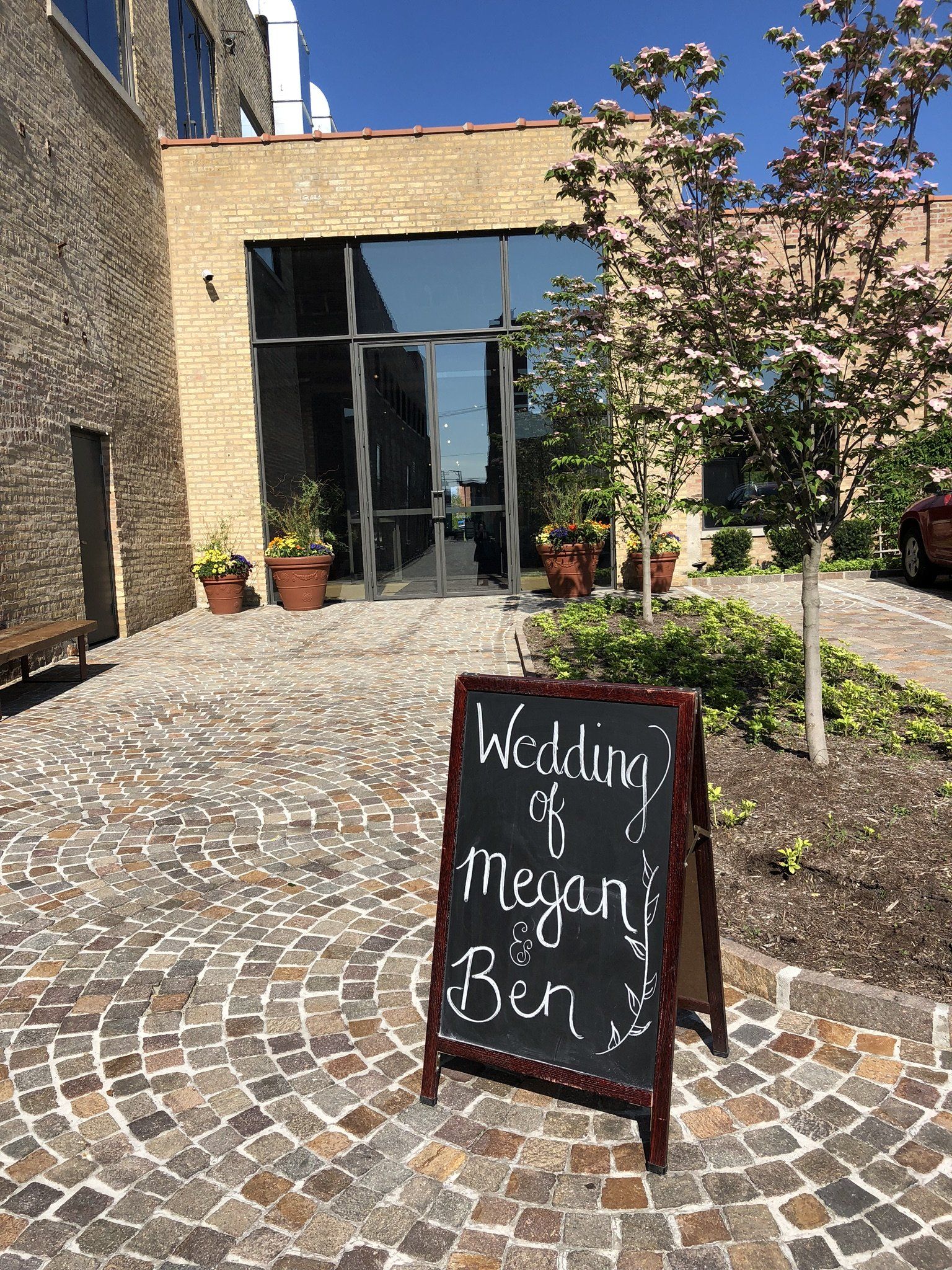 A chalkboard sign is sitting in front of a building.