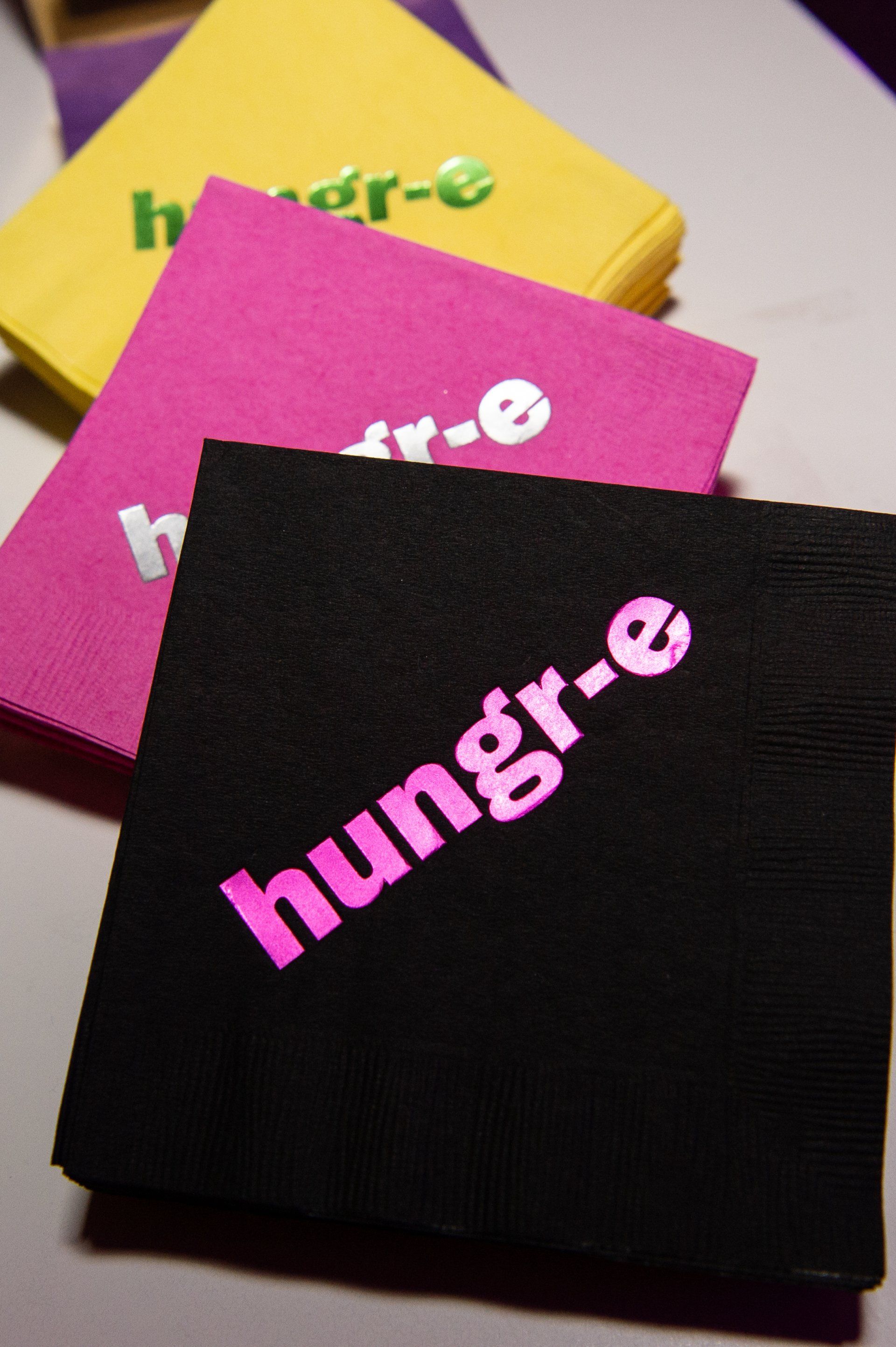 A black napkin with the word hungr-e on it