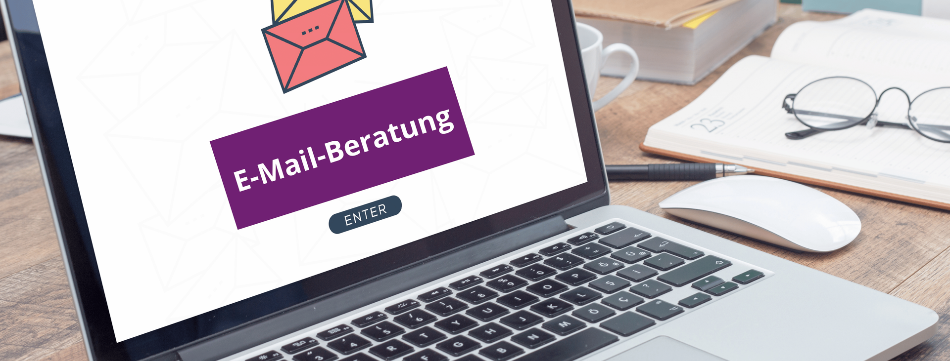 Horoskop to go, E-Mail-Beratung, dunkelhäutiger Mann sitzt auf dem Sofa