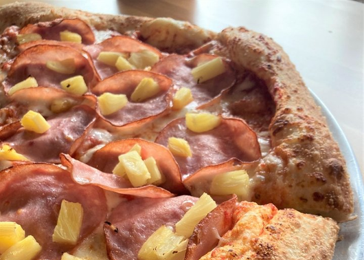 Picture of Hawaiian pizza.