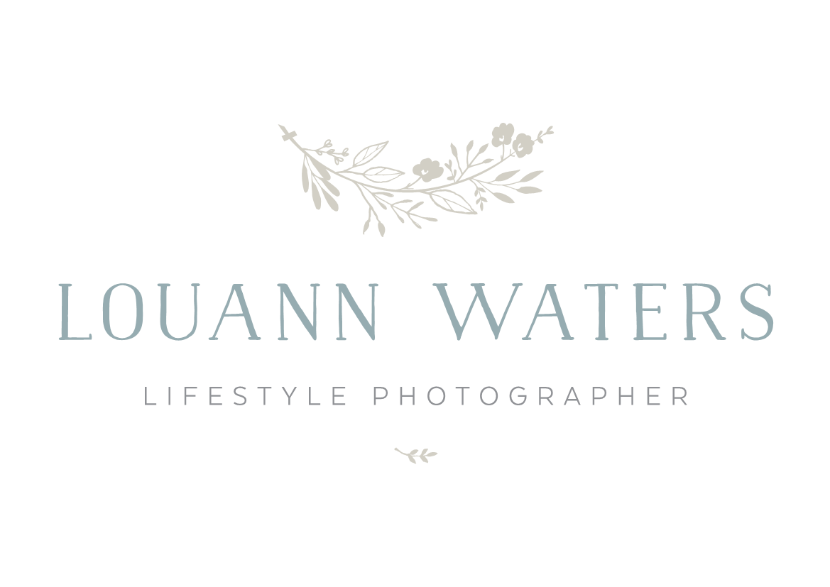 The logo for louann waters is a lifestyle photographer.