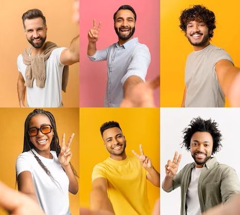 Seis pessoas diferentes, sorrindo e fazendo o sinal de paz, selfies contra fundos coloridos.