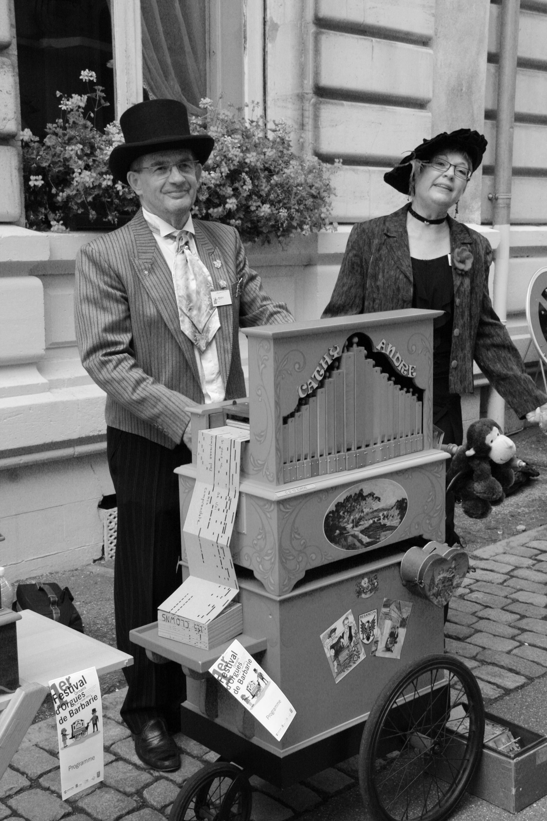 Op een zwart-witfoto staat een man met hoge hoed naast een vrouw.