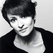 Een zwart-witfoto van een vrouw met kort haar.