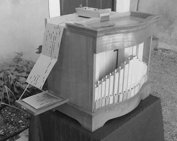 Een zwart-witfoto van een orgel op een tafel