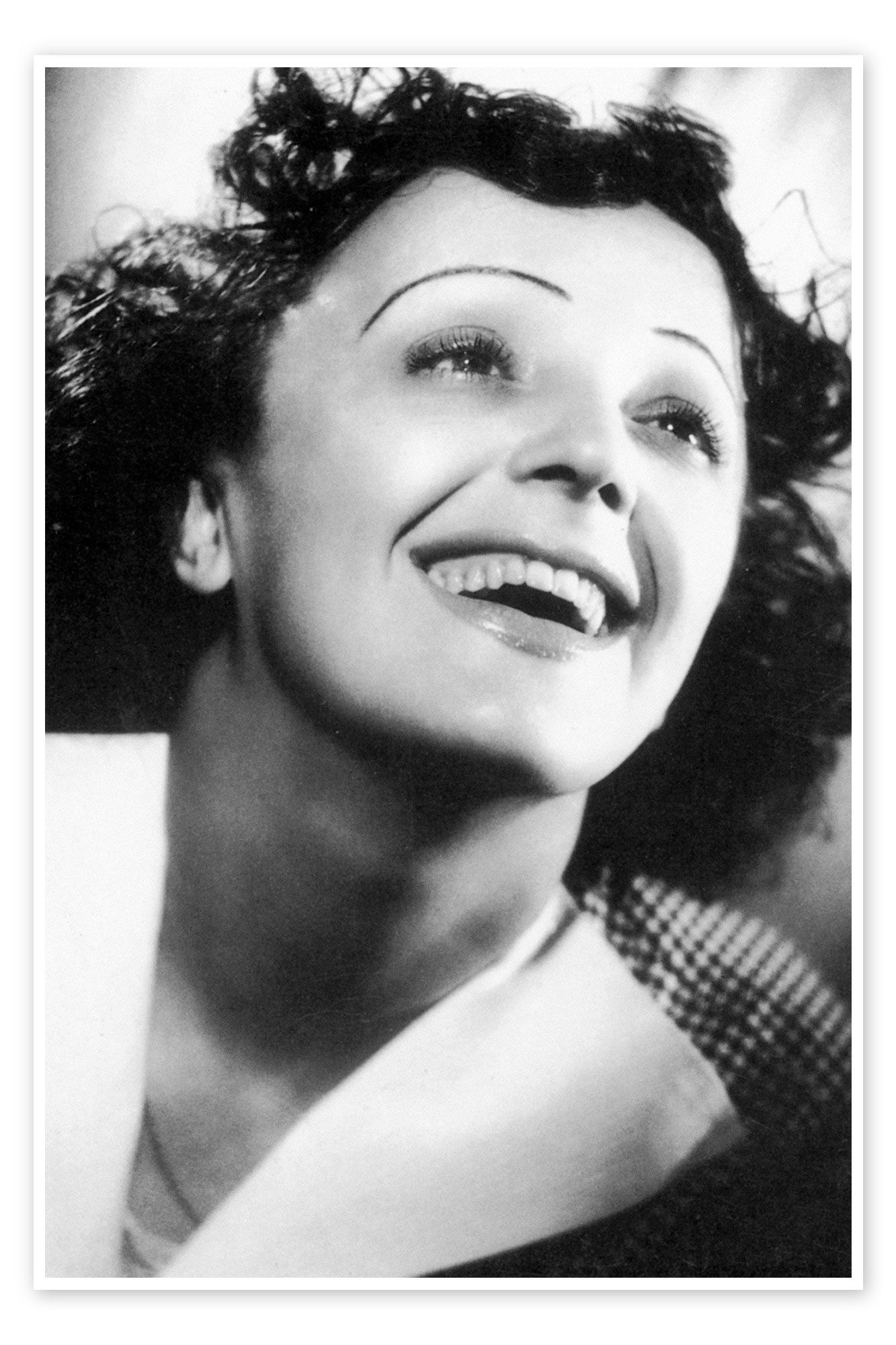 Een zwart-witfoto van een lachende vrouw