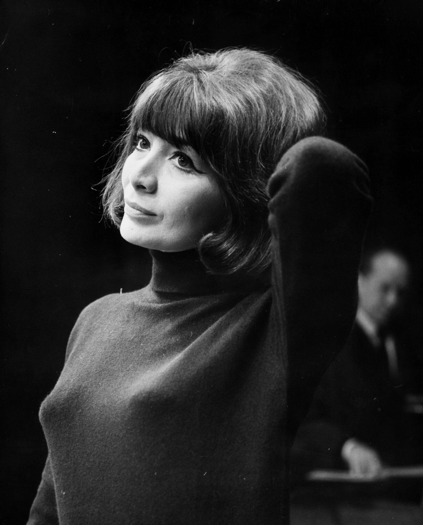 Een zwart-witfoto van een vrouw in een coltrui