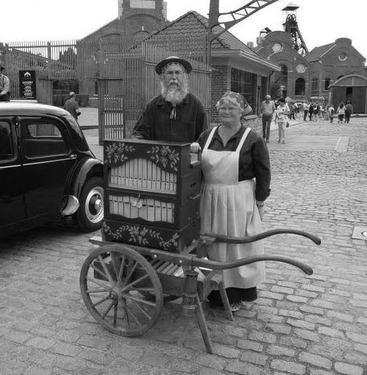 Bernard bij zijn mooie draaiorgel