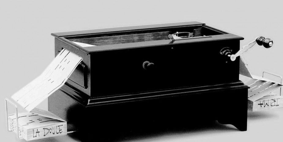 Een zwart-witfoto van een ouderwetse muziekdoos