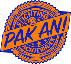 Een oranje en blauwe sticker met de tekst stichting pak an