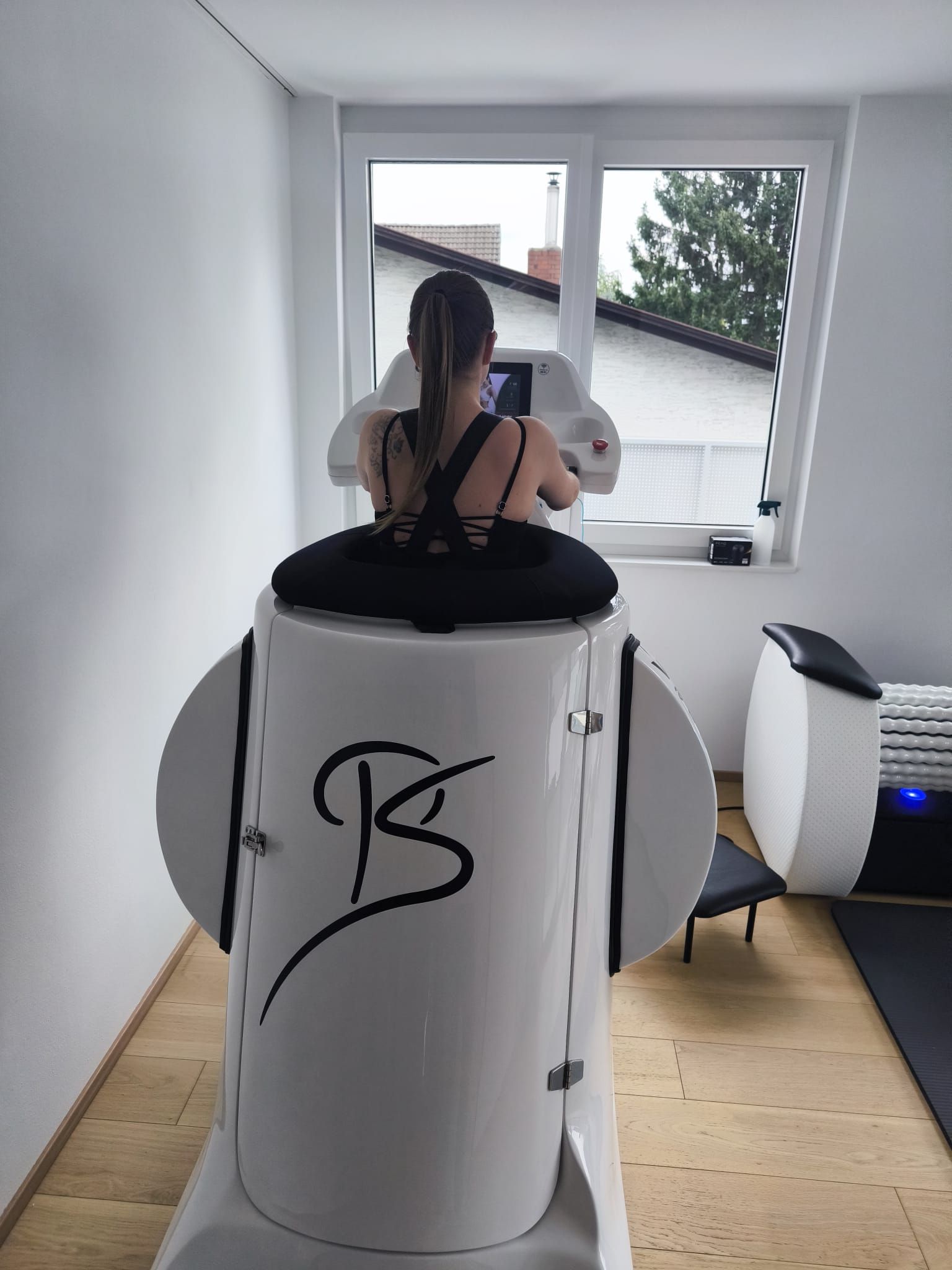 Vacu Laufband zum Abnehmen welches eine Frau gerade benutzt