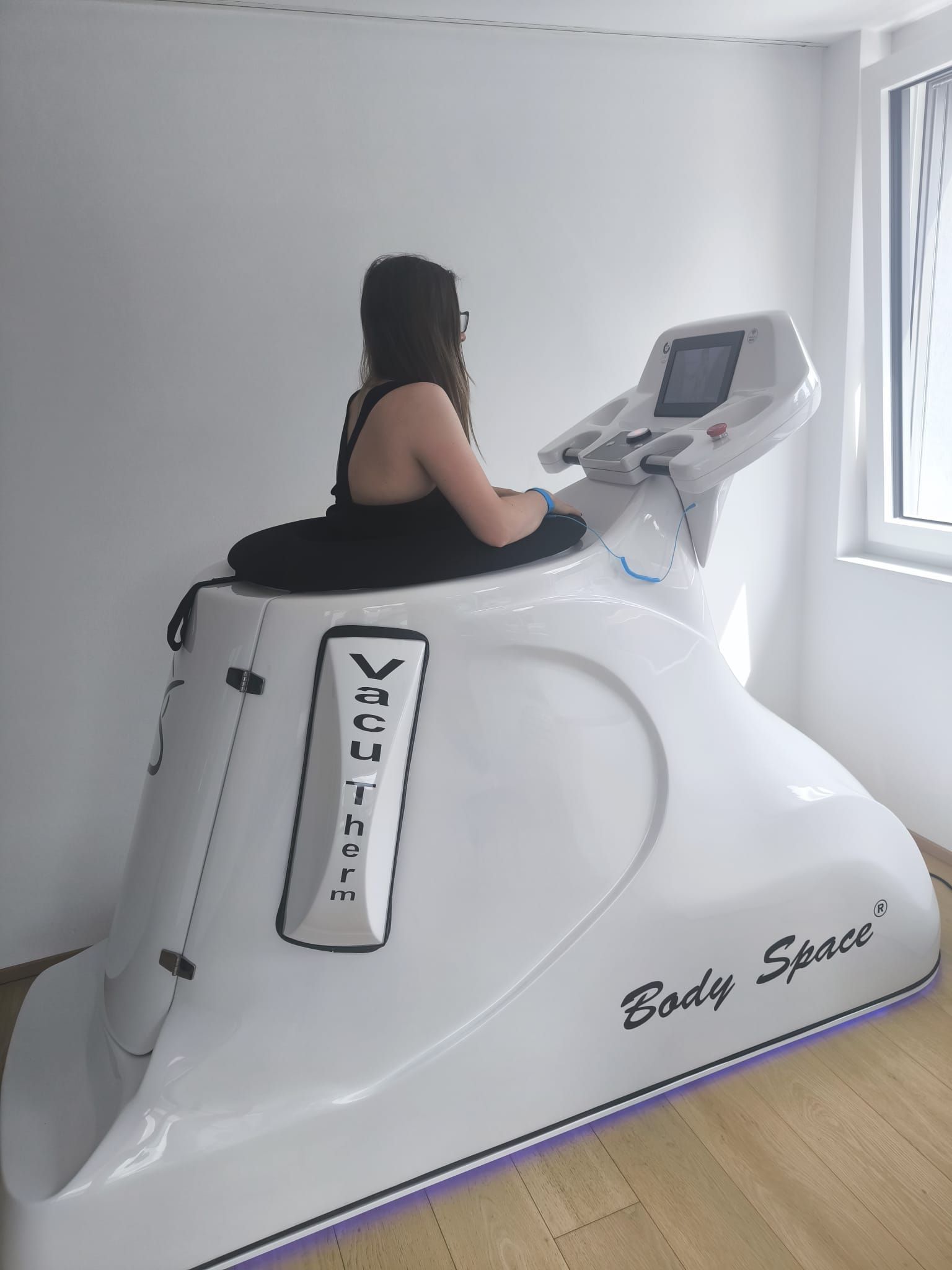 Vacu Laufband zum Abnehmen welches eine Frau gerade benutzt