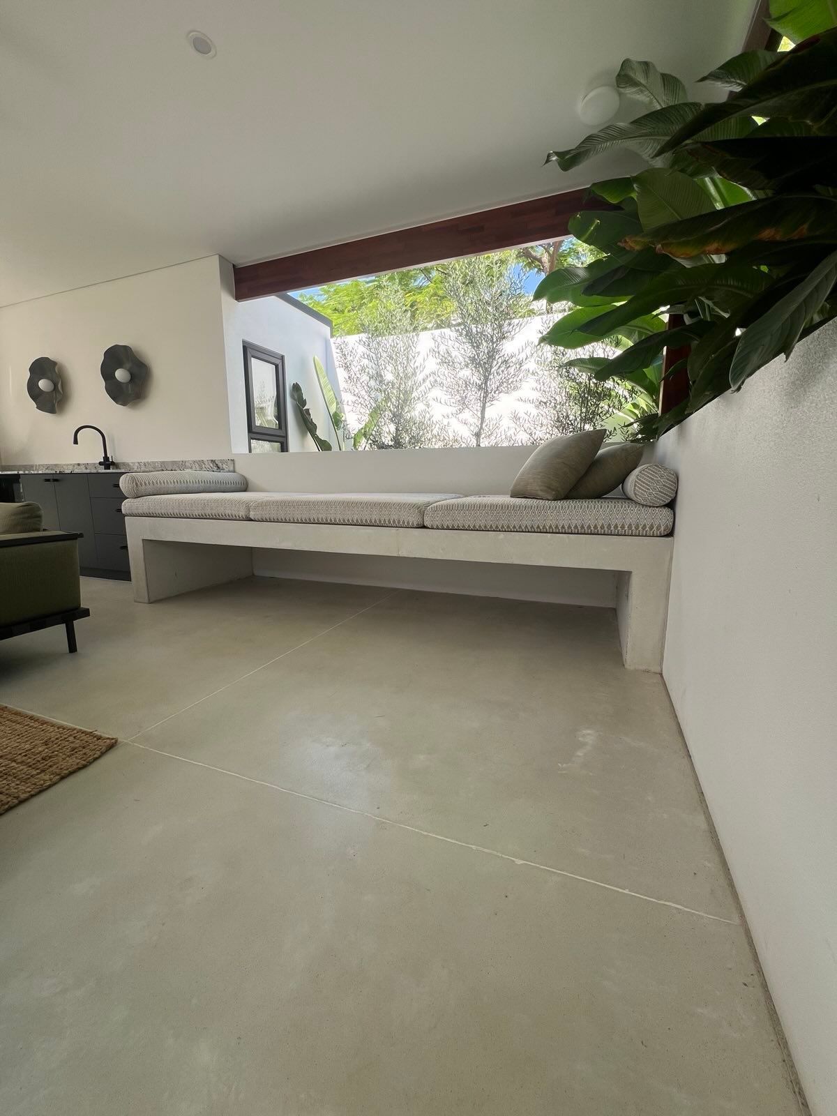 Concrete Bench seat using architectual concrete tecni