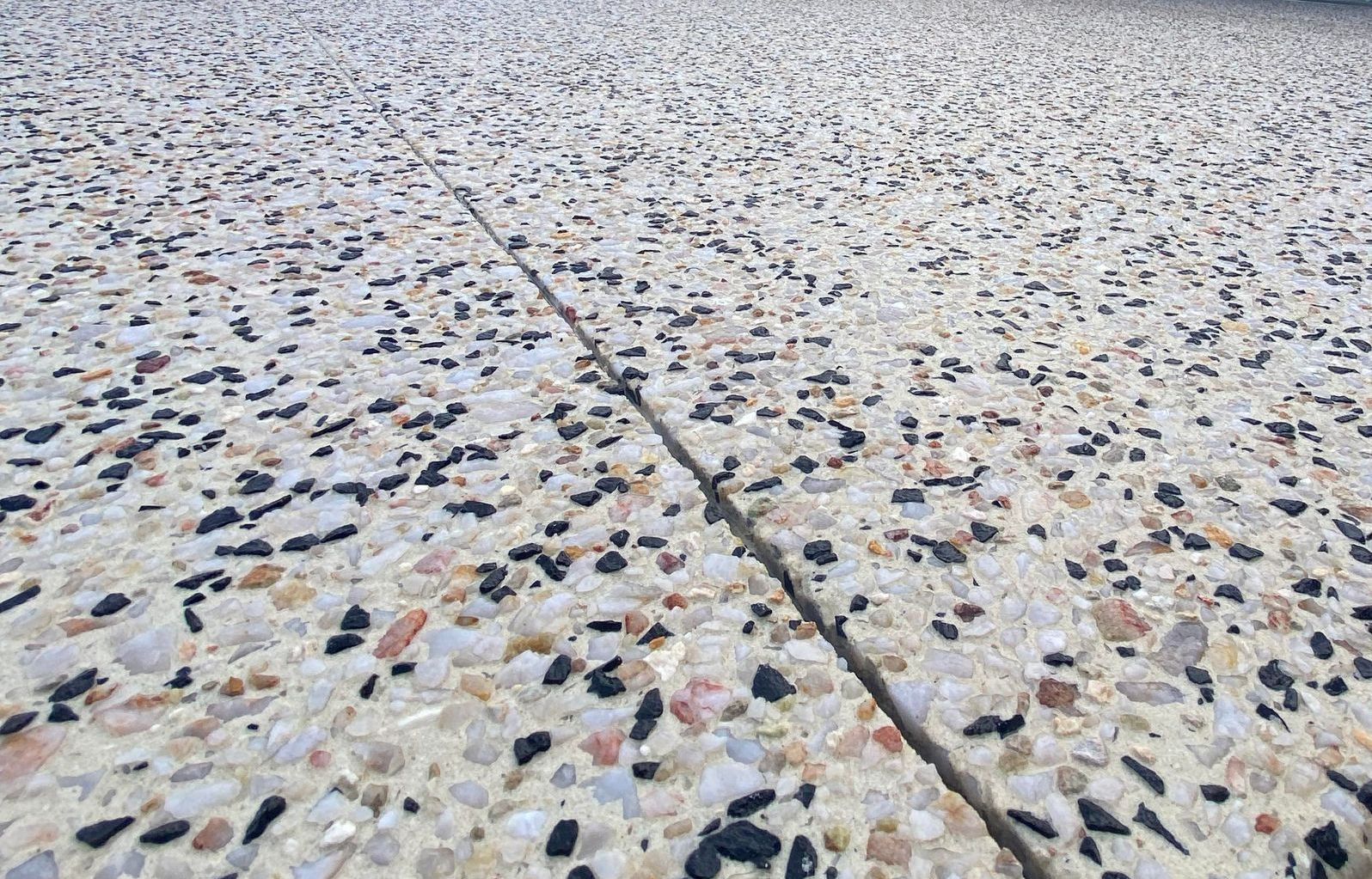 Close up of Kajanni White Exposed Aggregate Mix