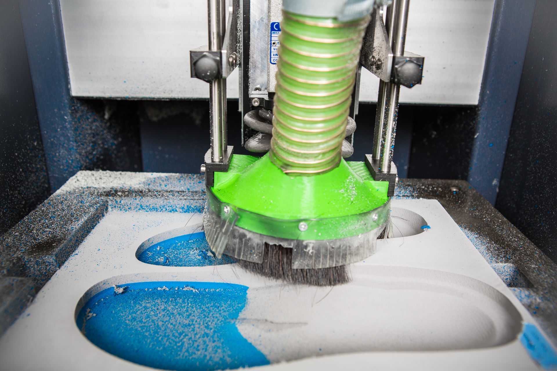 Een persoon meet zijn voet op een roze schuimkussen.