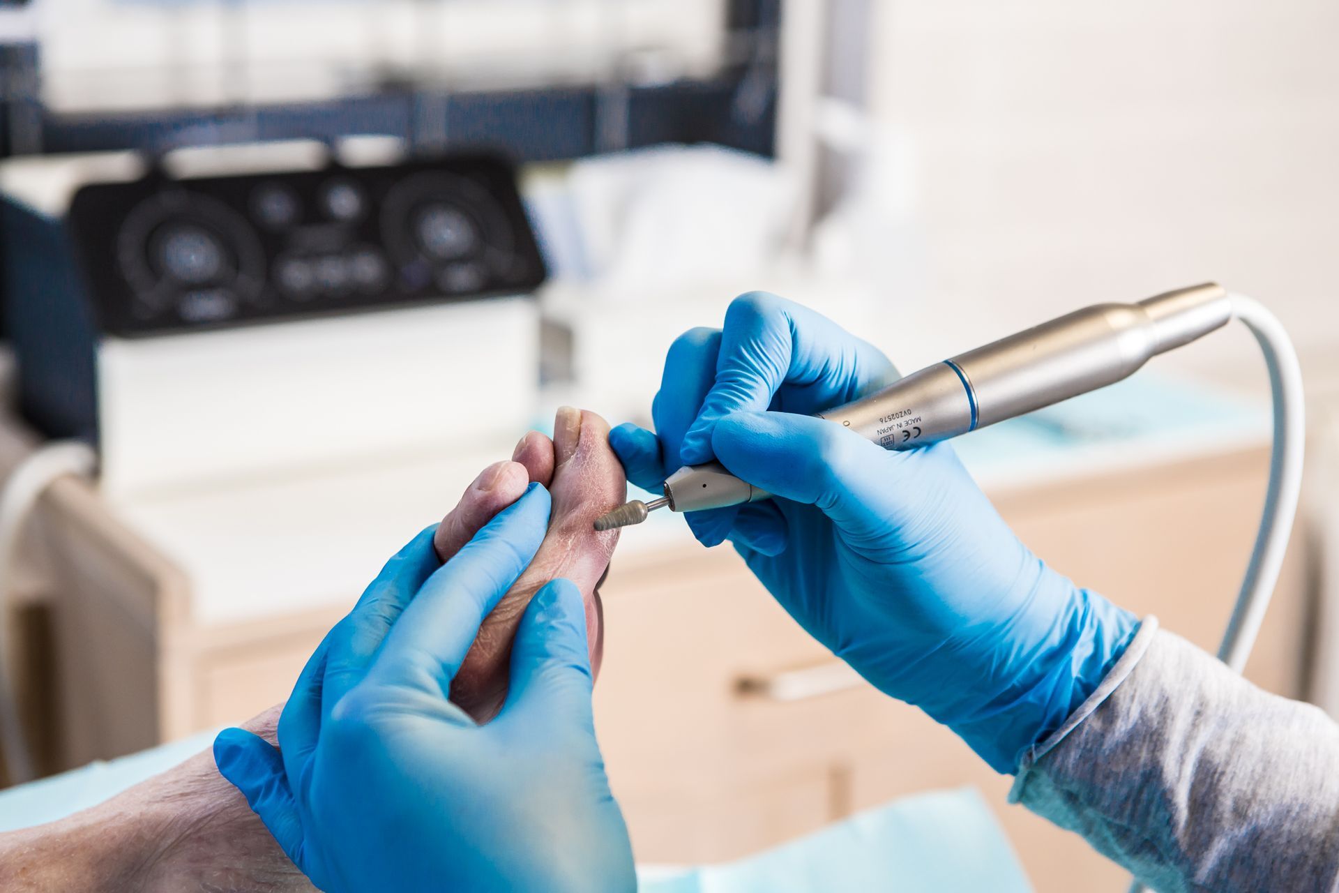 Iemand laat zijn teennagels doen door een podotherapeut.