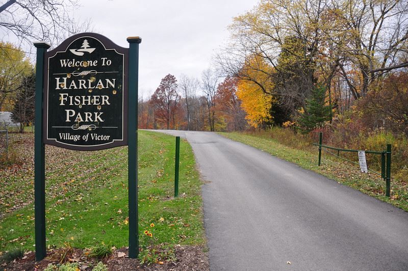 a sign that says welcome to harlan fisher park