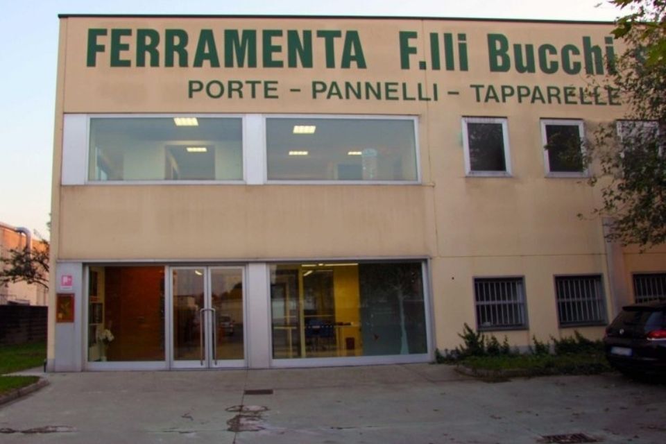 esterni magazzino di ferramenta