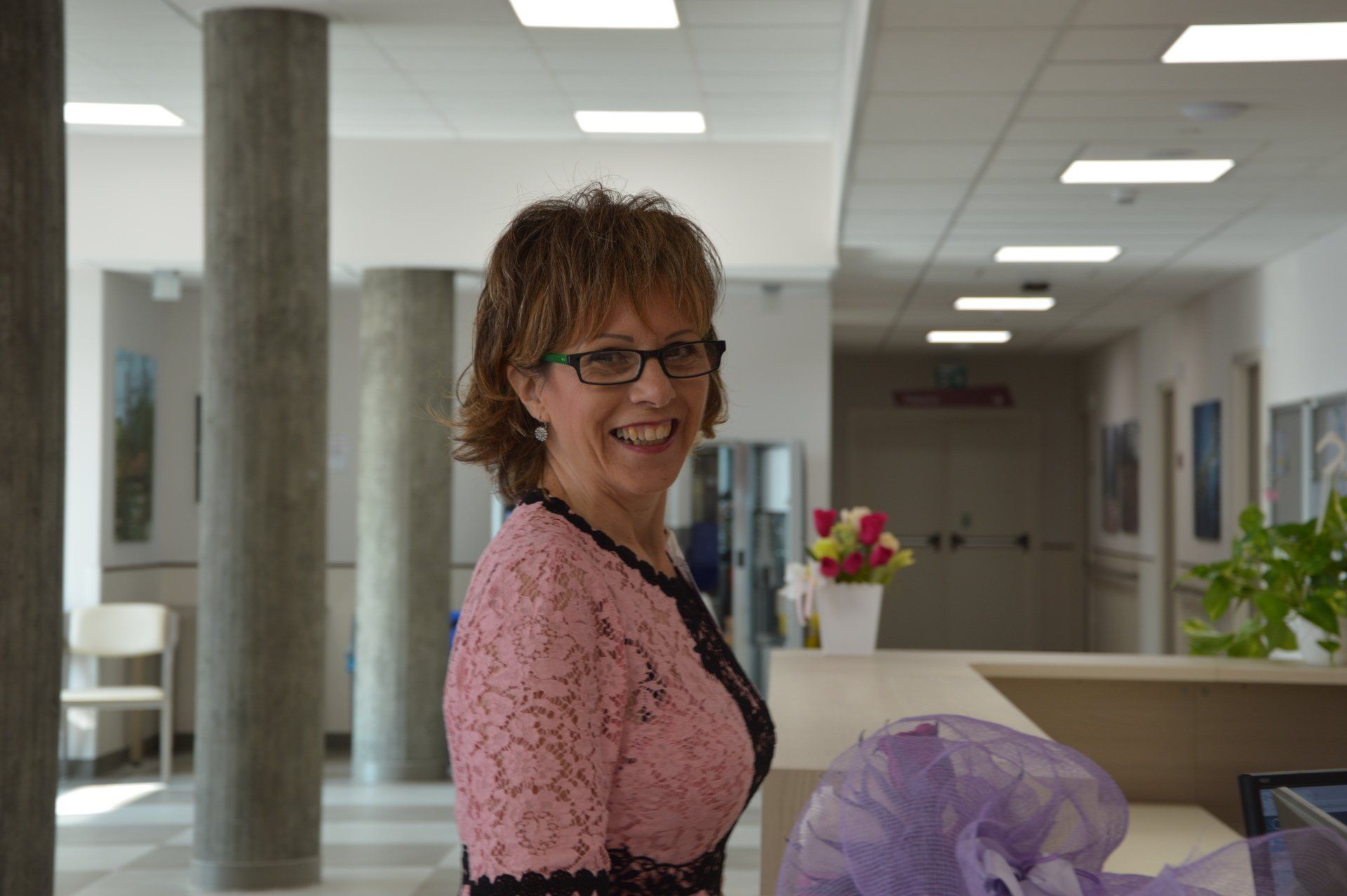 visitatore del centro anziani durante l'inaugurazione