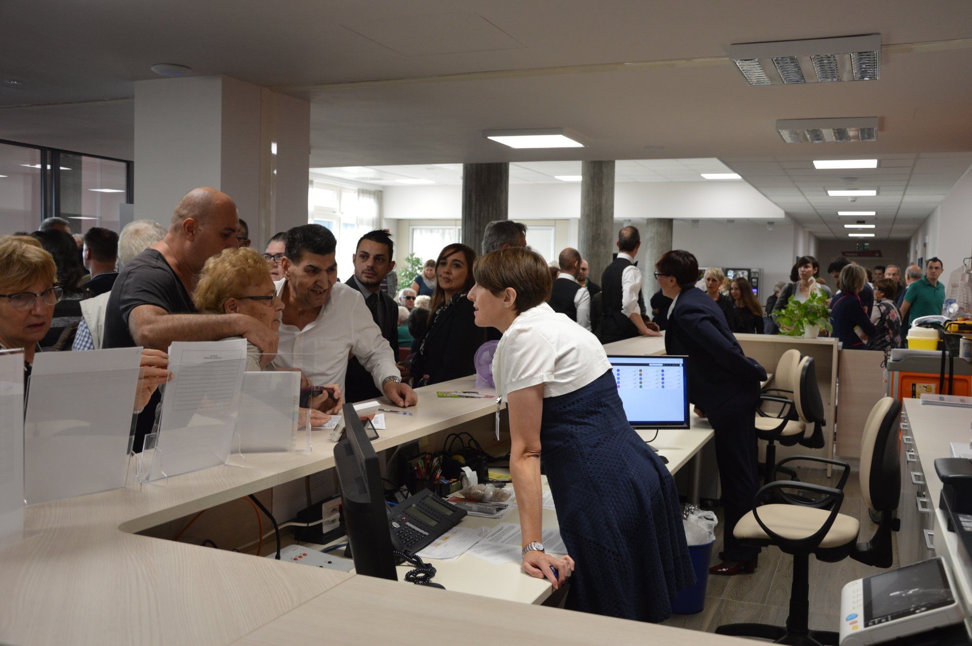 visitatori di un nuovo centro anziani