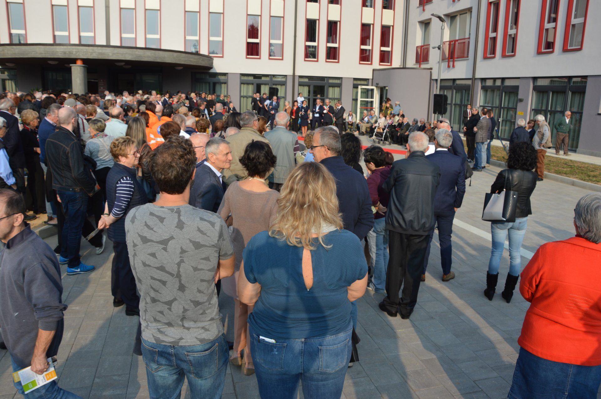pubblico durante l'inaugurazione del centro anziani