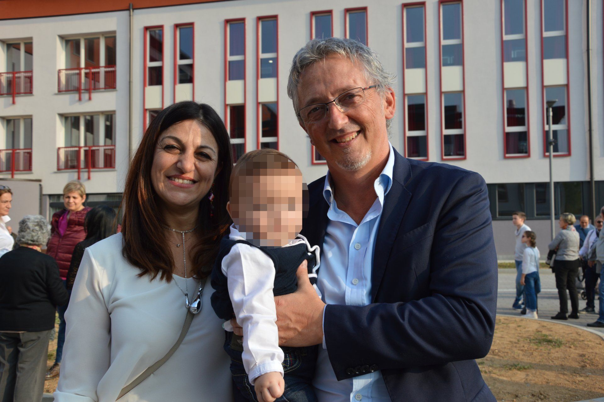 invitati alla cerimonia inaugurale centro anziani