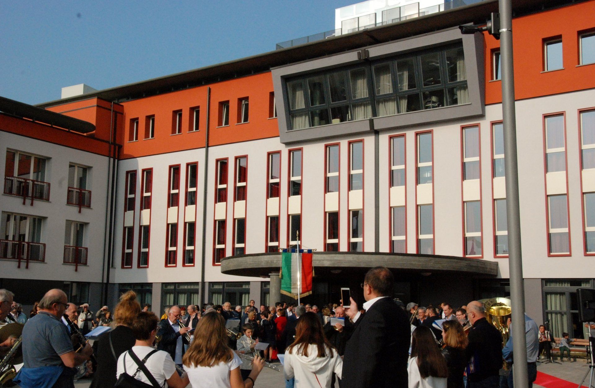 pubblico durante l'apertura del nuovo centro anziani