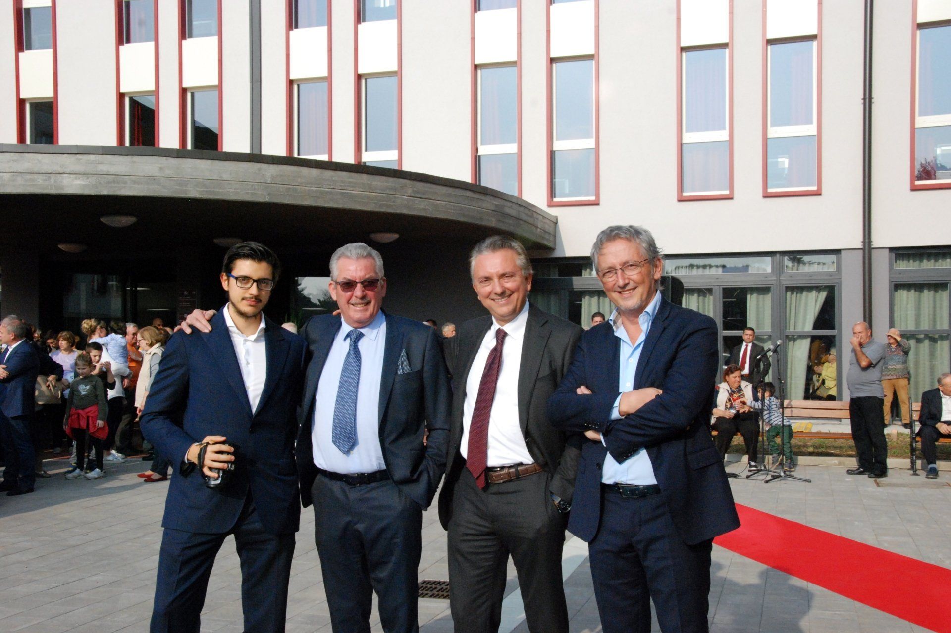 dirigenti nella giornata inaugurale del centro anziani