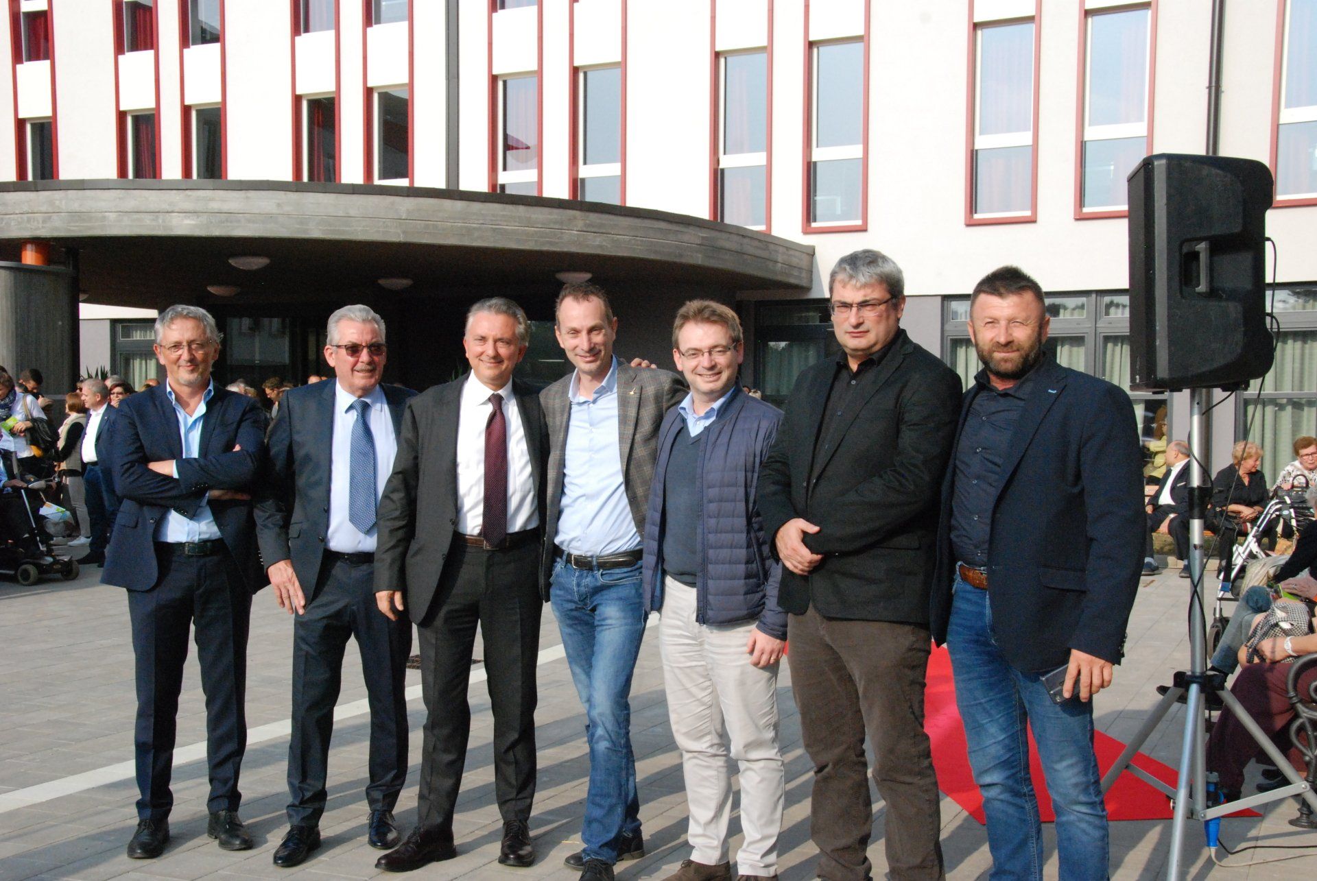 personale durante inaugurazione casa di riposo