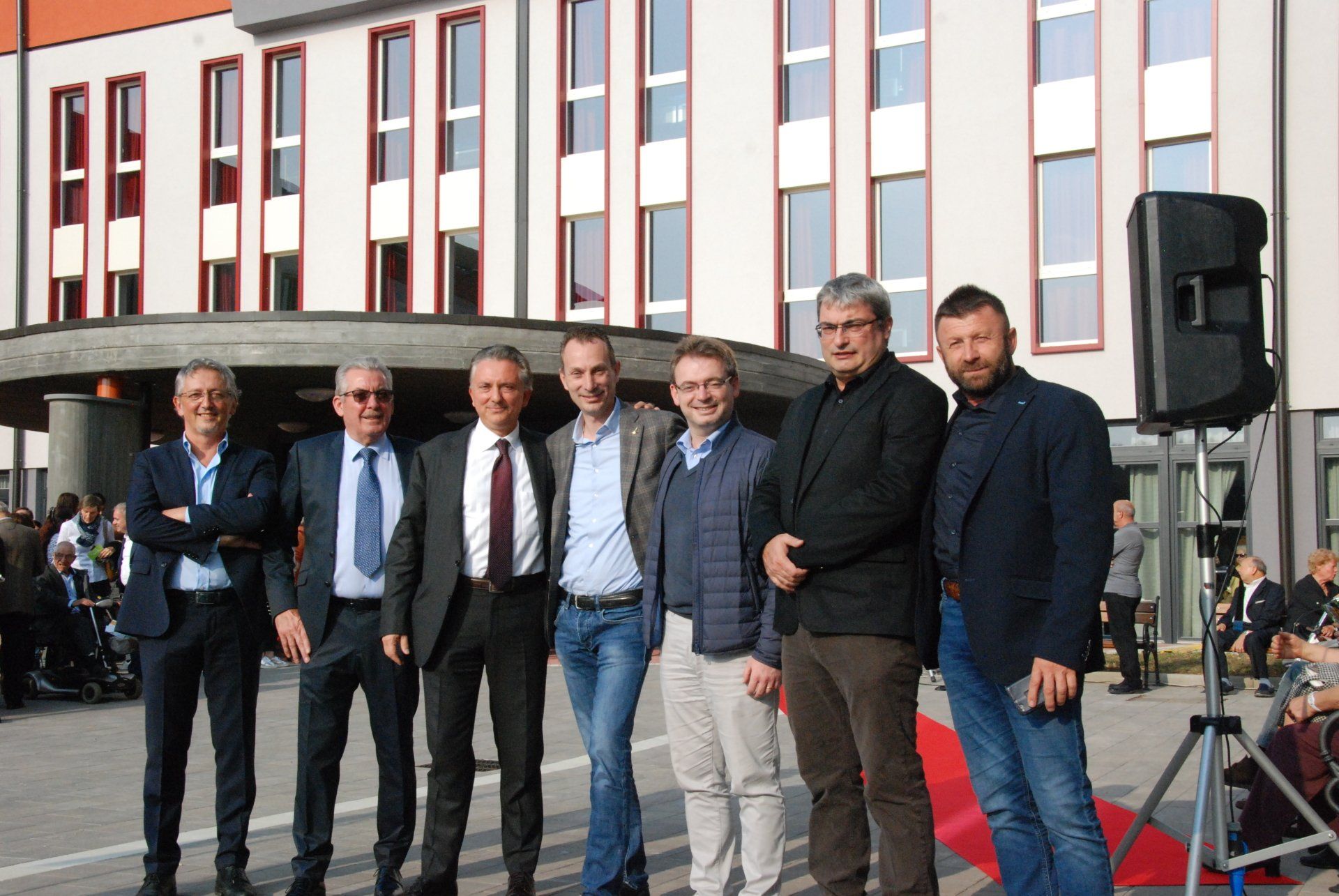 pubblico nella giornata inaugurale del centro anziani