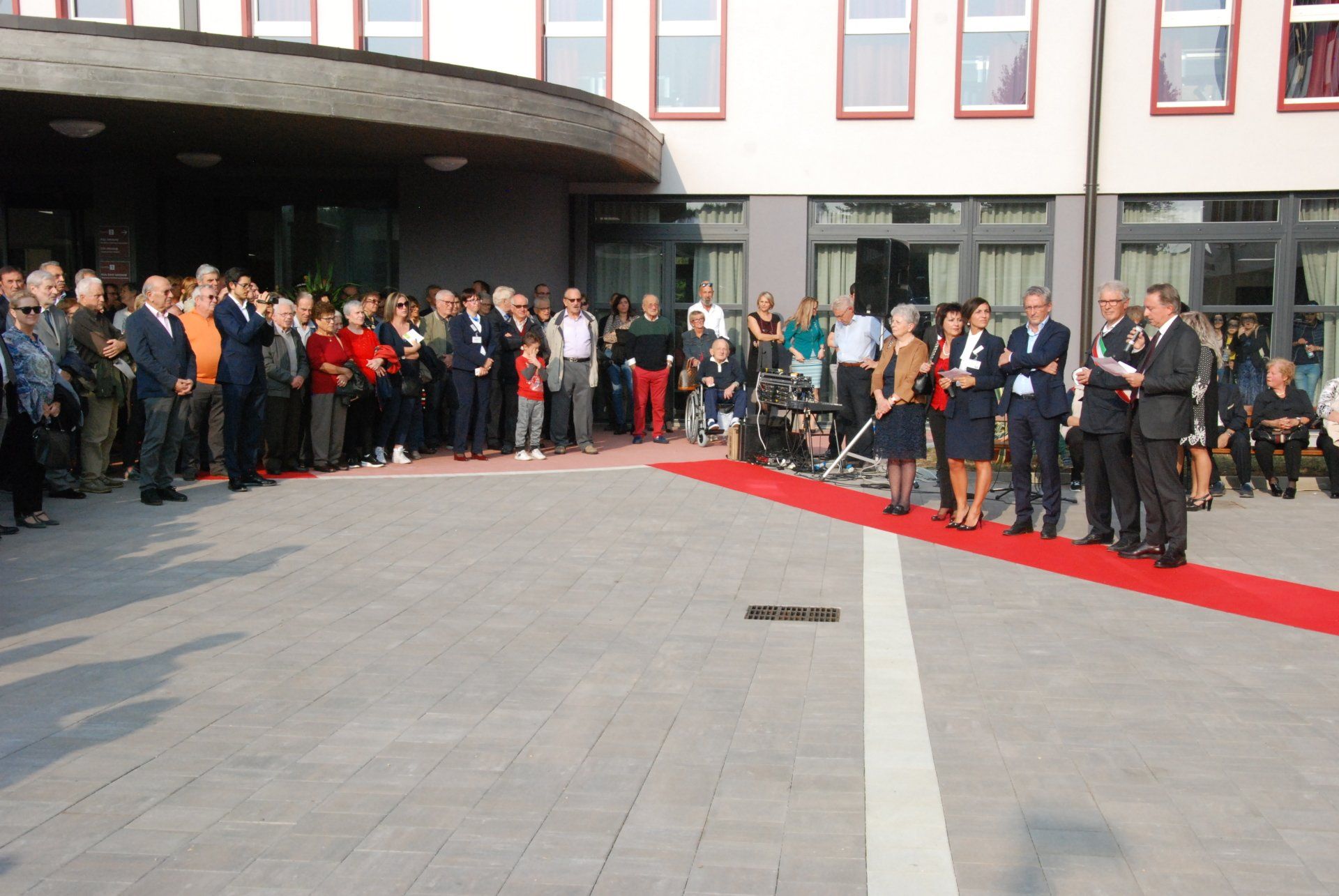invitati durante l'apertura del centro anziani