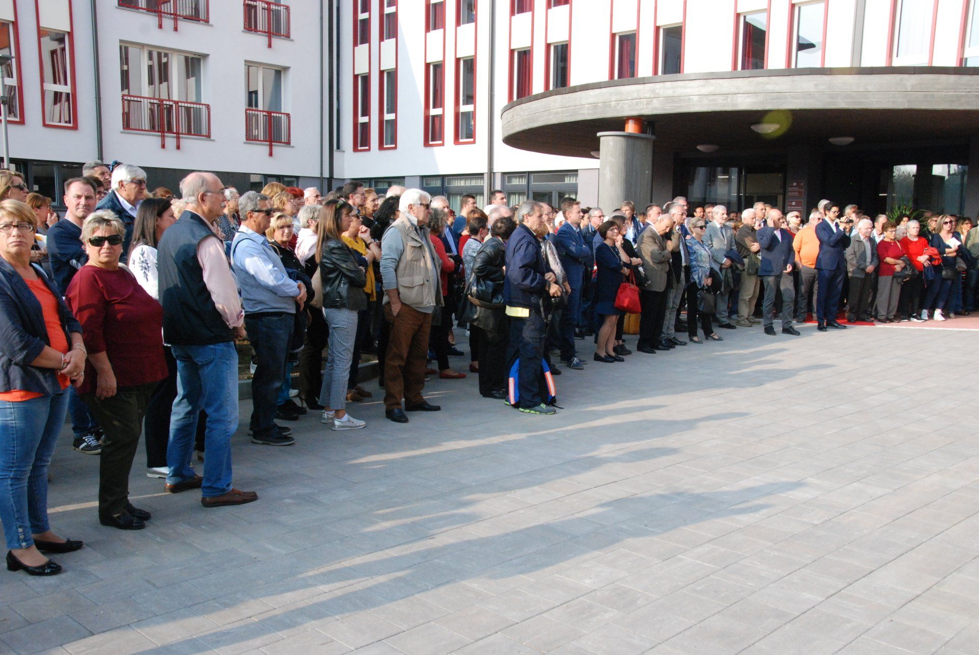 pubblico durante l'apertura di un centro anziani