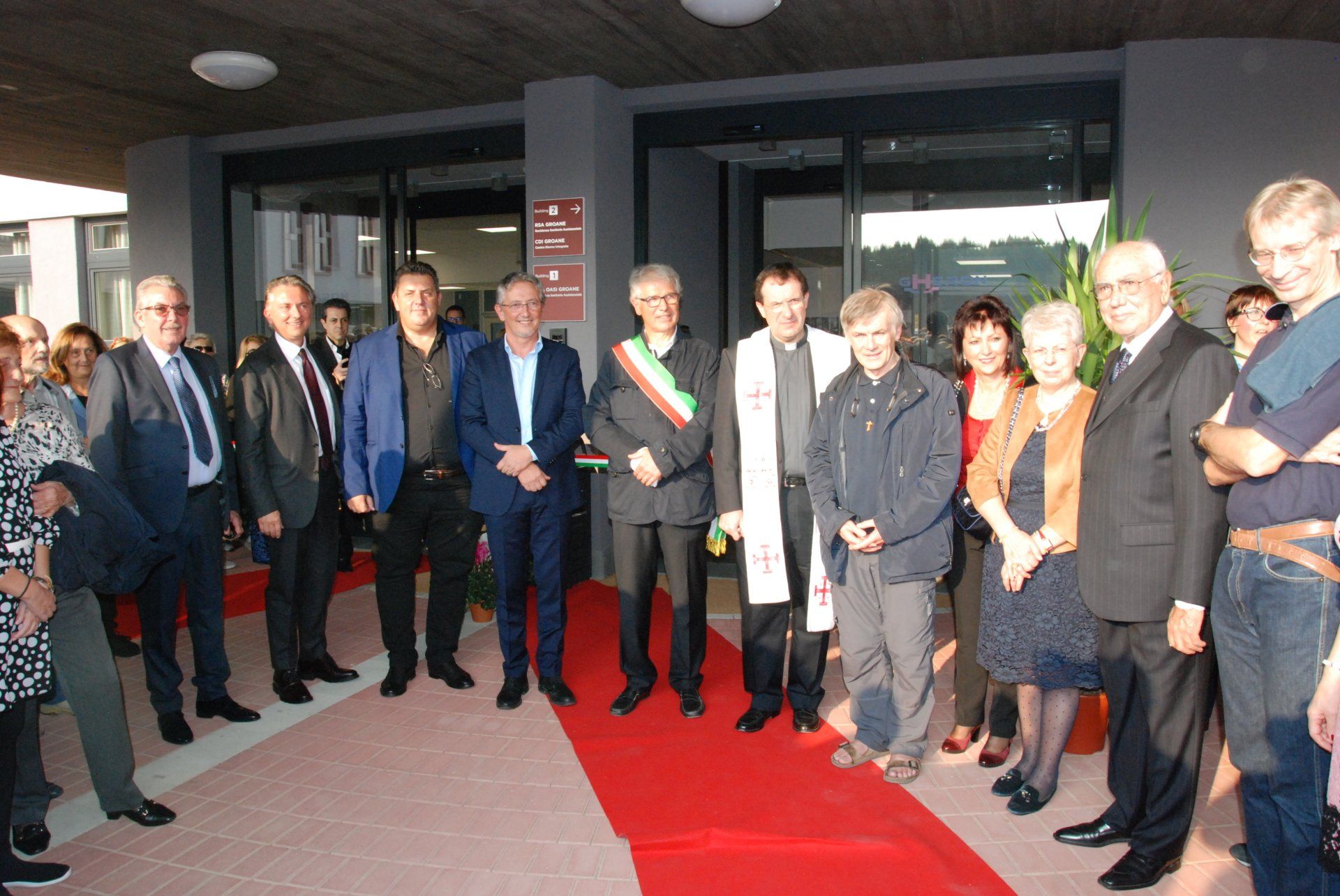 autorità locali durante l'inaugurazione del centro anziani