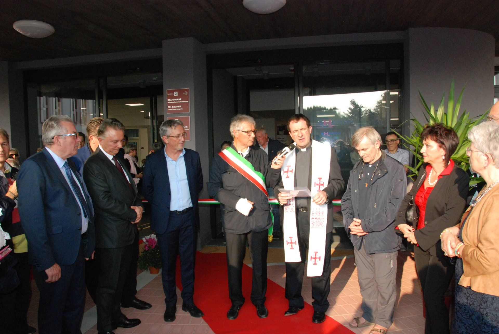 autorità locali durante l'apertura centro anziani