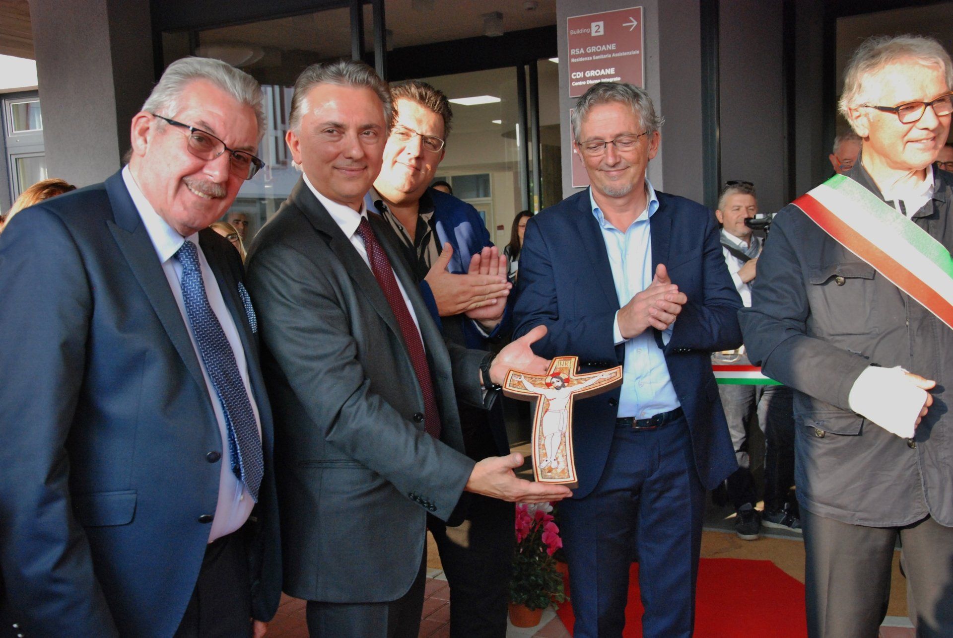 autorità locali nel giorno di inaugurazione del centro anziani