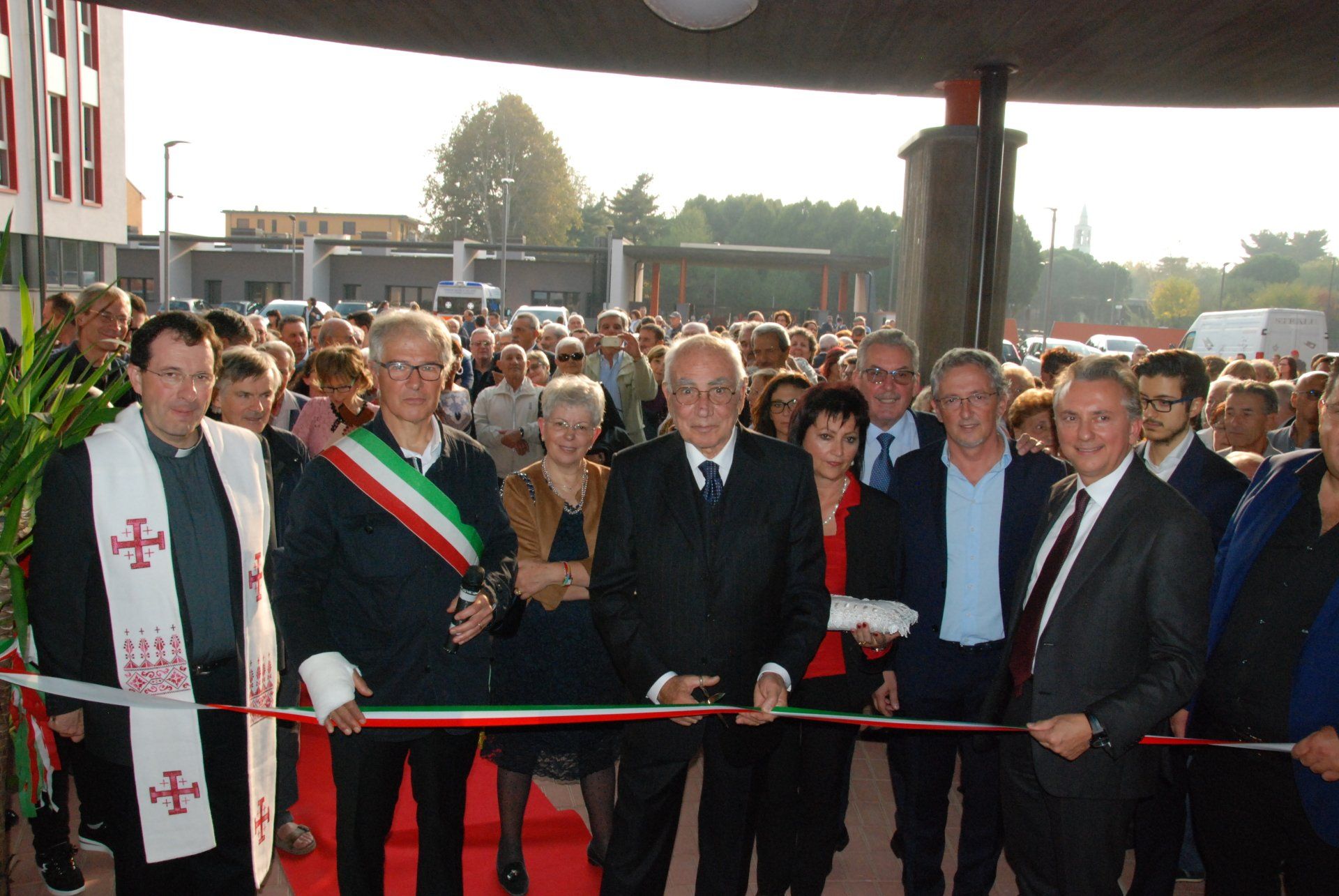 autorità locali nella nuova residenza per anziani