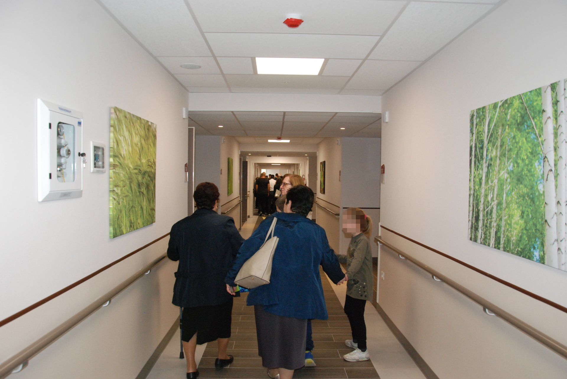 visitatori in corridoio di una casa di riposo