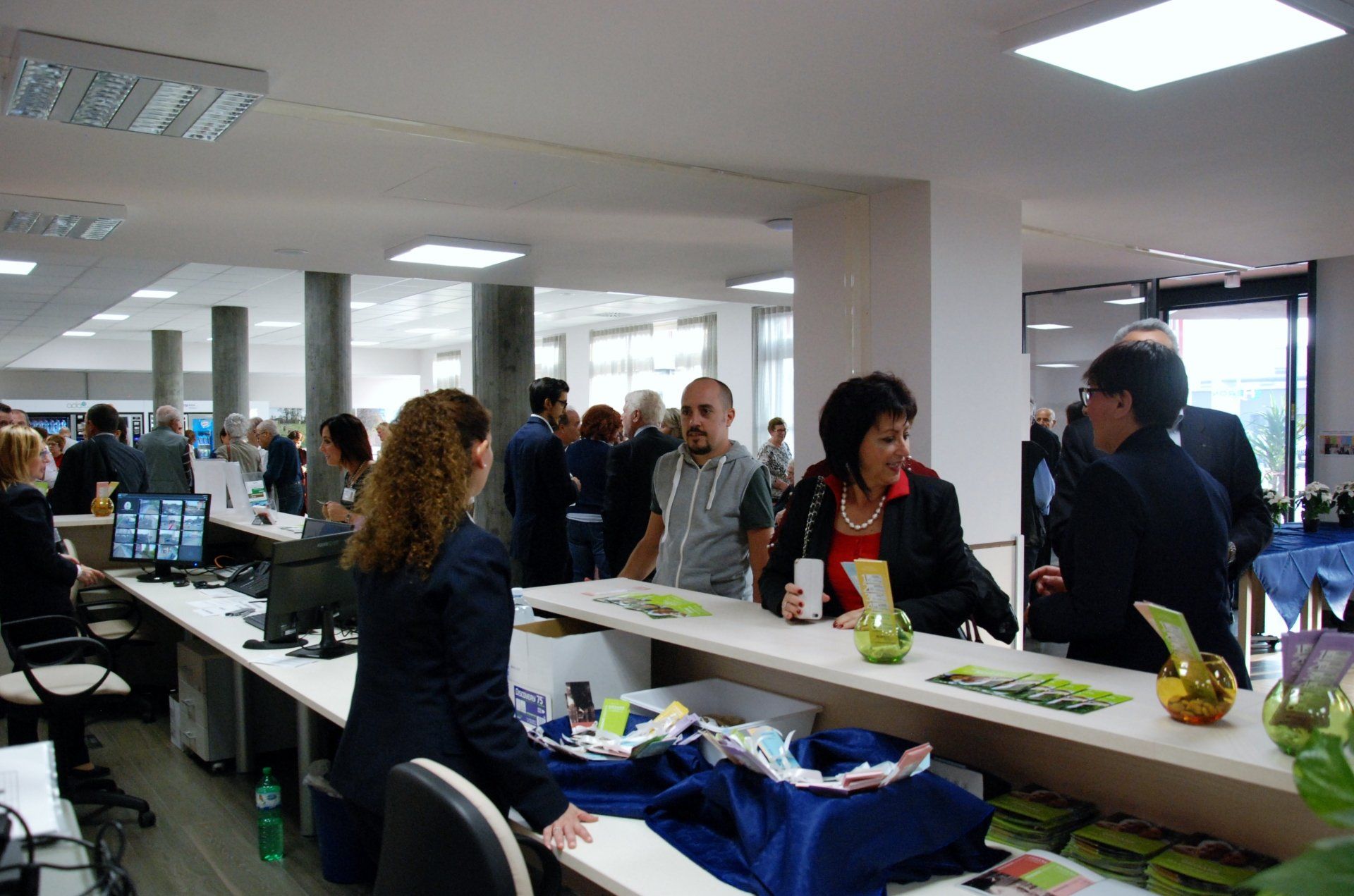 pubblico del centro anziani durante l'apertura