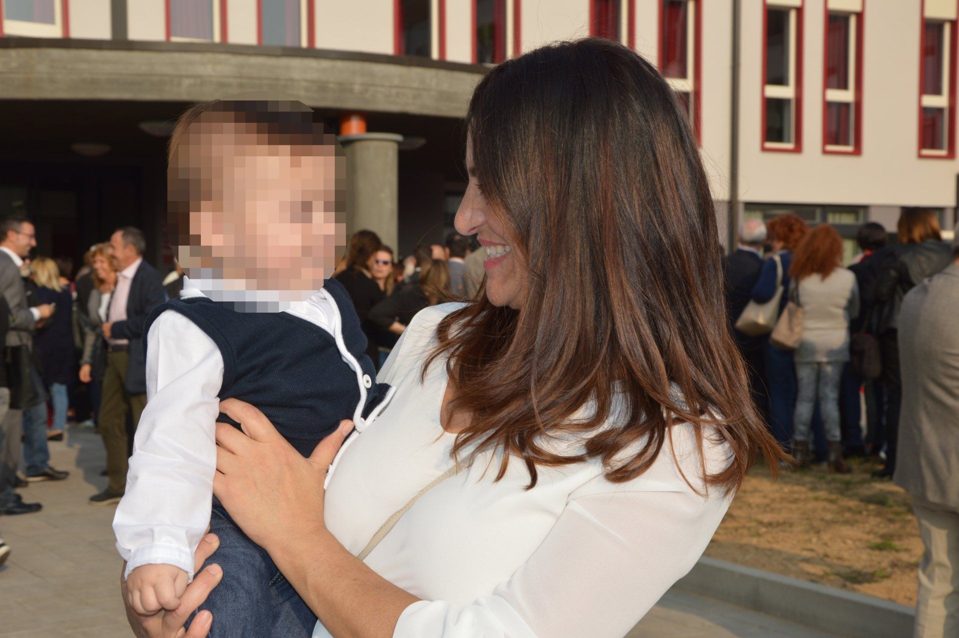 pubblico nella giornata inaugurale della casa di riposo