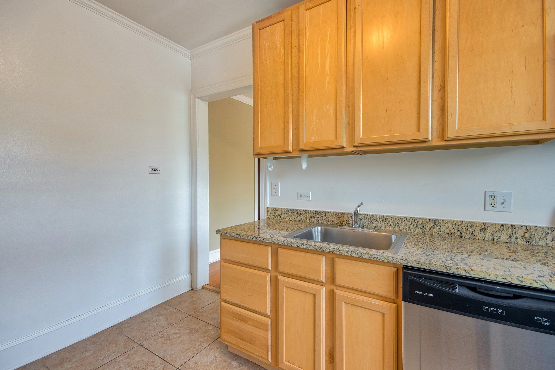 2121-Ridge-Ave kitchen 3