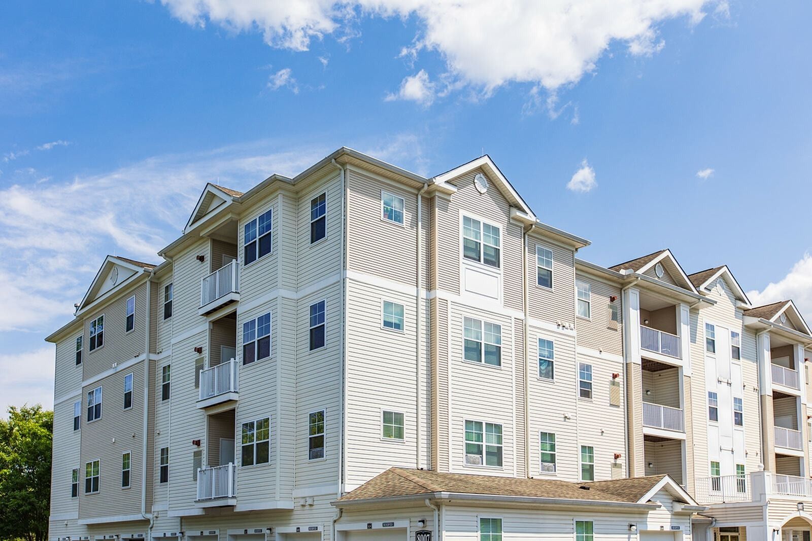 The Reserve at Stoney Creek apartment building exterior view. 